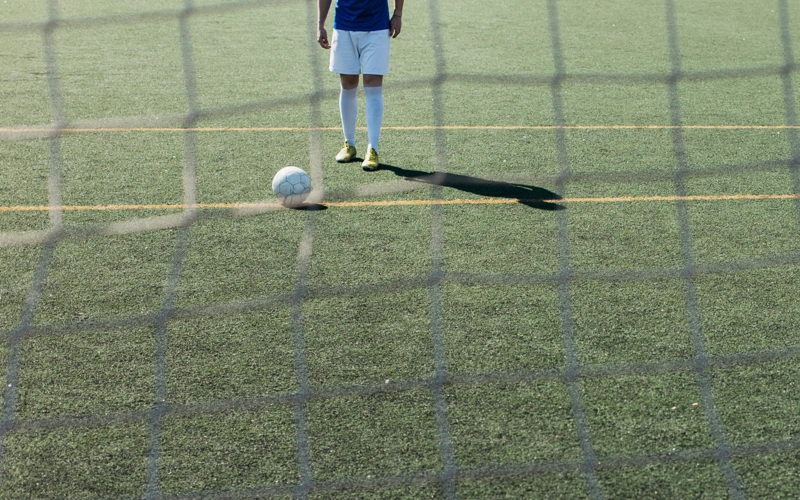 19-летний футболист умер в Алматы: его унесли на носилках с поля на матче