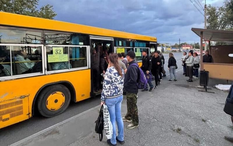 Холод, очереди и давка: жителям окраин Усть-Каменогорска не хватает автобусов