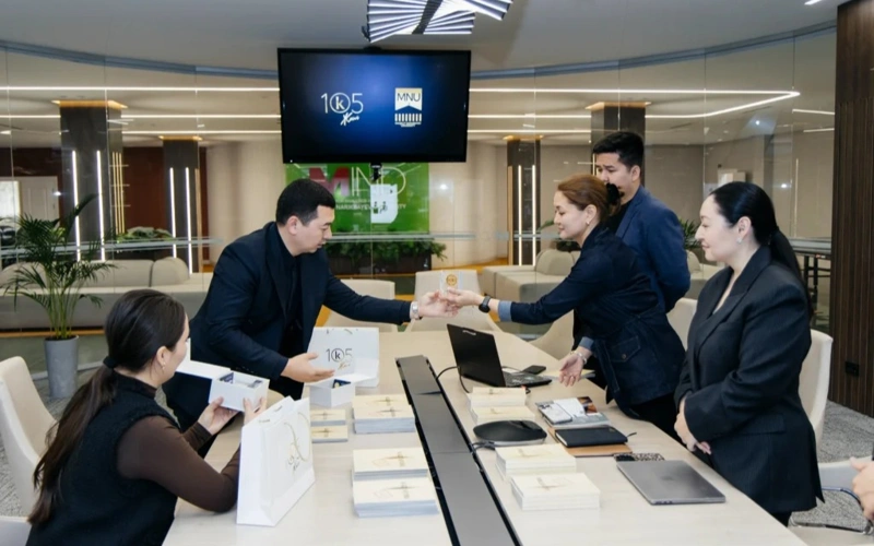 Шынайы хроника: Kazinform-ның 105 жылдығына арналған кітап MNU-ға сыйға тартылды