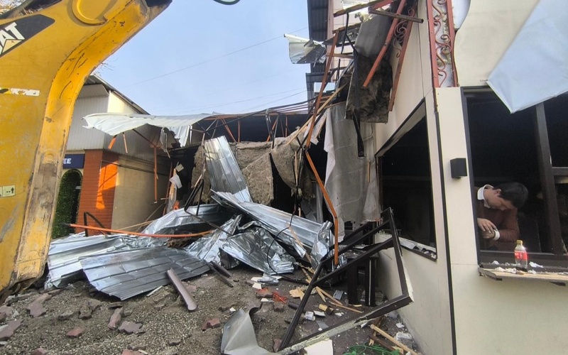 В Алматы под снос попала кулинария с летней террасой В Алматы под снос попала кулинария с летней террасой