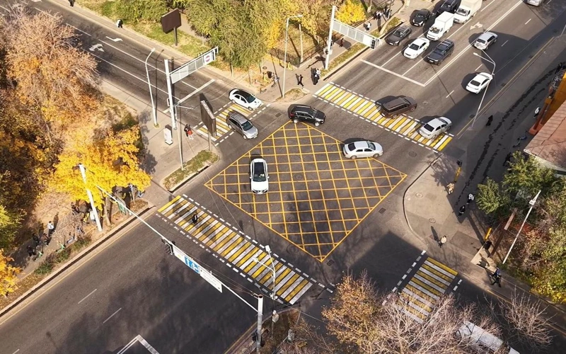 В Алматы появилась «вафельная» разметка на десяти перекрестках