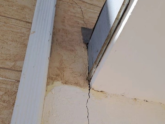 В Туркестане трескаются стены отремонтированной многоэтажки о