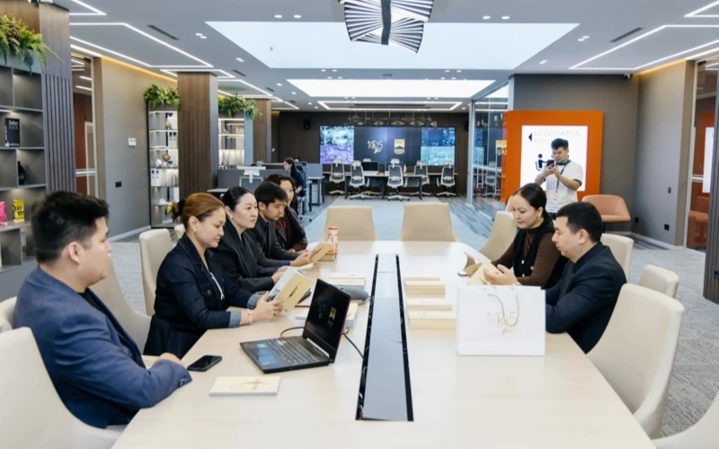 Книги к 105-летию агентства Kazinform пополнили библиотеку MNU