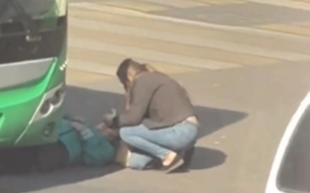 Almatyda avtobýs egde jastaǵy áıeldi qaǵyp ketti