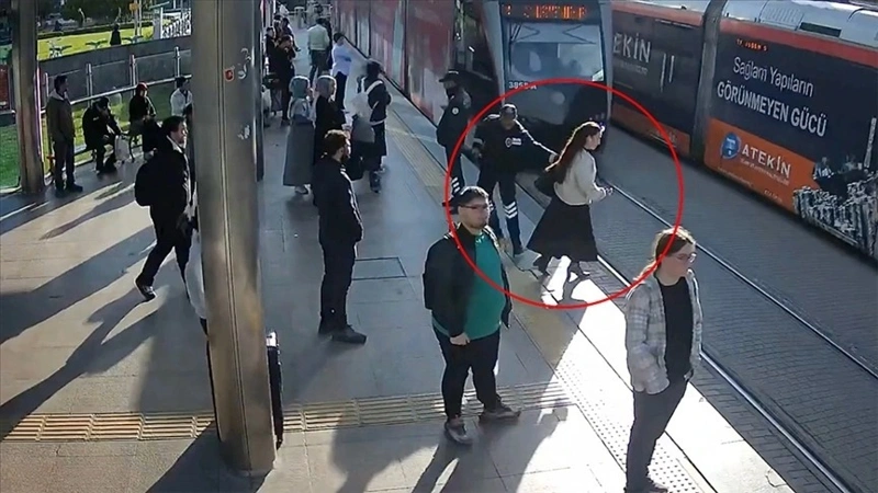 Túrkııada tramvaı qaǵyp kete jazdaǵan áıeldi kúzetshi qutqaryp qaldy