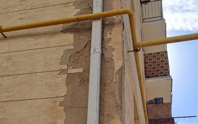 В Туркестане трескаются стены отремонтированной многоэтажки о