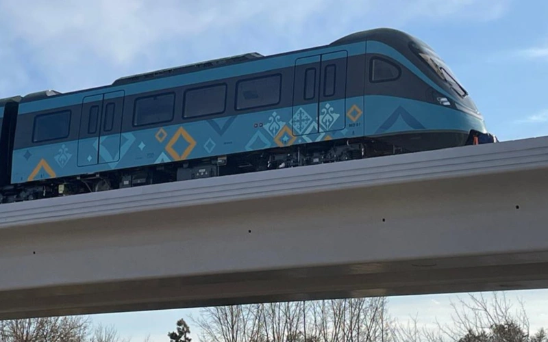 Третий поезд LRT подняли на эстакаду на левобережье Астаны