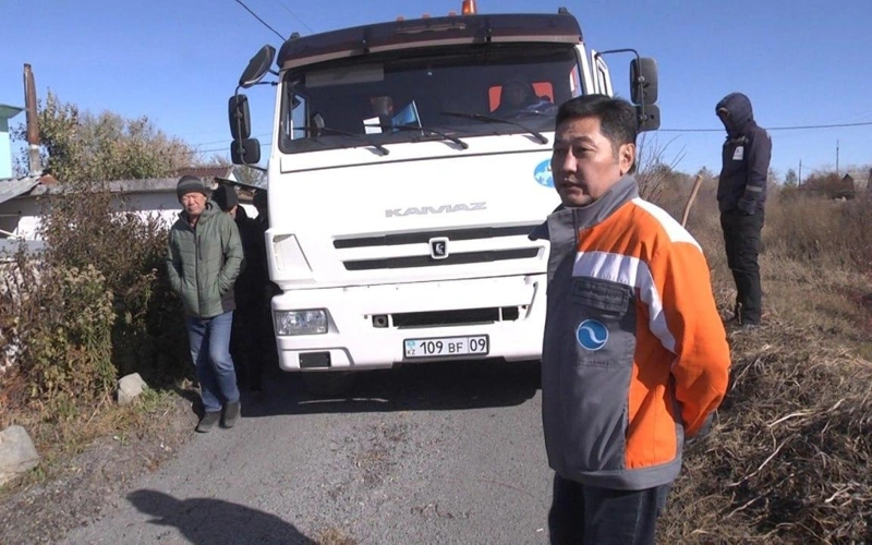 Канализация уходит в реку: под Карагандой обнаружили незаконный сброс стоков