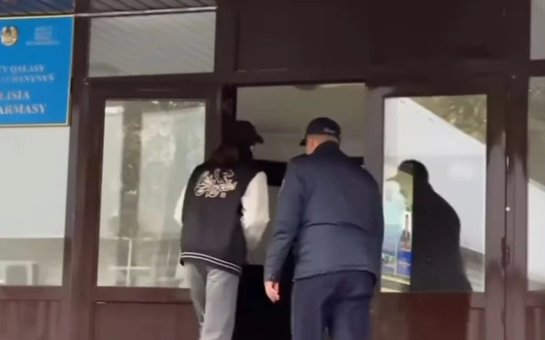 В Алматы в полицию доставили блогера, высмеявшую слабослышащего водителя