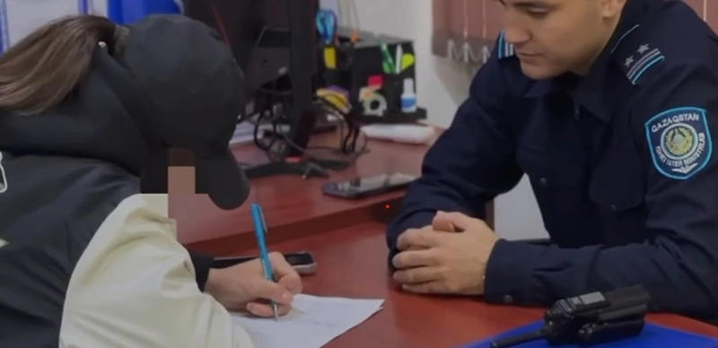 Almatyda mylqaý taksı júrgizýshisine qurmetsizdik tanytqan bloger polıtsııaǵa jetkizildi