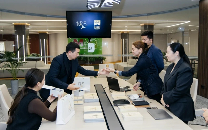 Книги к 105-летию агентства Kazinform пополнили библиотеку MNU