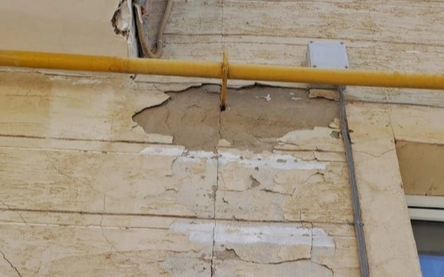 В Туркестане трескаются стены отремонтированной многоэтажки о