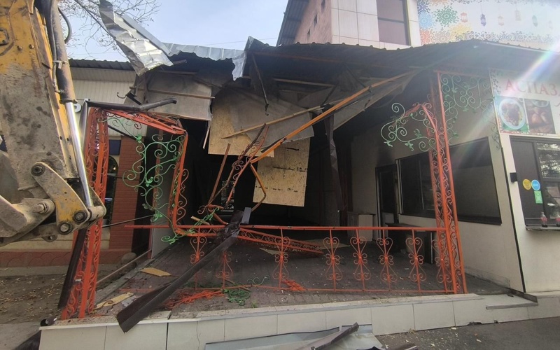 В Алматы под снос попала кулинария с летней террасой В Алматы под снос попала кулинария с летней террасой
