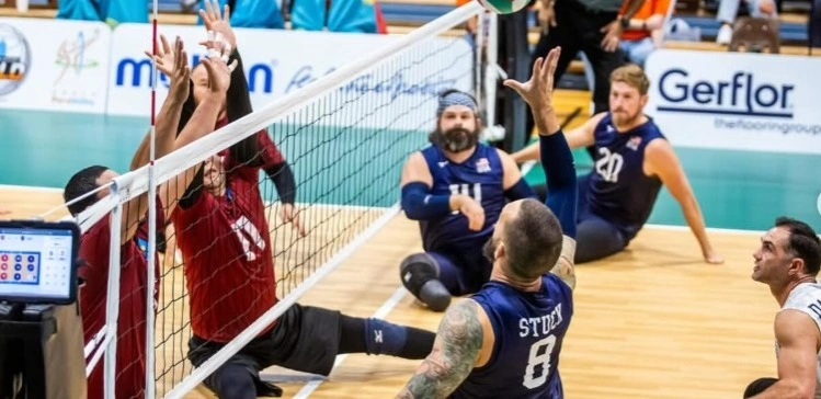 Жалаңаш жас волейболшылар