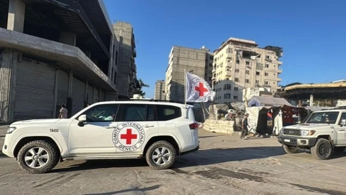 Izraıl Gaza sektorynda qaza tapqan taǵy eki tutqynnyń máıitin qabyldap aldy