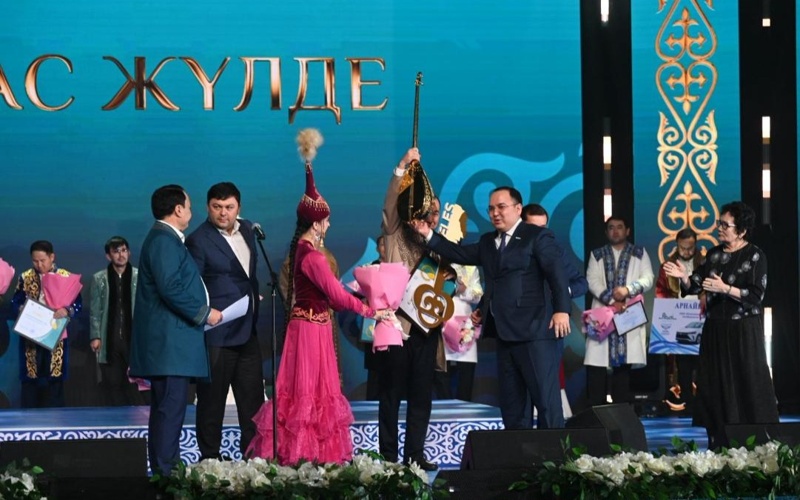 Айбек Калиев завоевал главную награду республиканского айтыса
