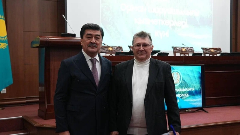 Ерлан Нысанбаев вручил награды сотрудникам лесной отрасли Ерлан Нысанбаев вручил награды сотрудникам лесной отрасли