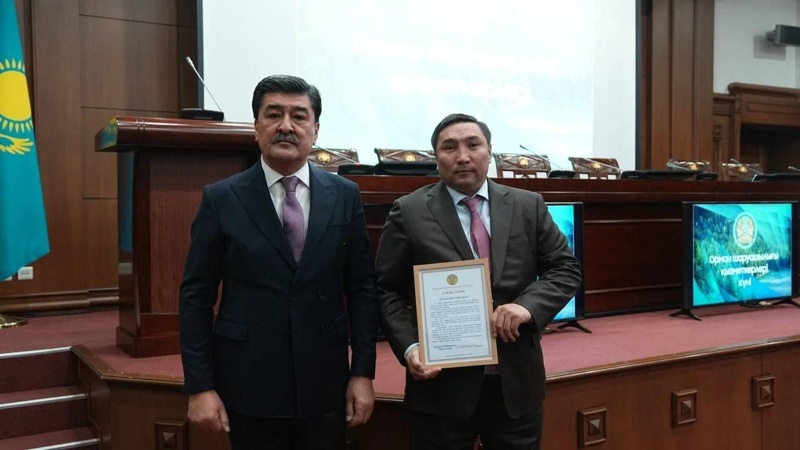 Ерлан Нысанбаев вручил награды сотрудникам лесной отрасли Ерлан Нысанбаев вручил награды сотрудникам лесной отрасли