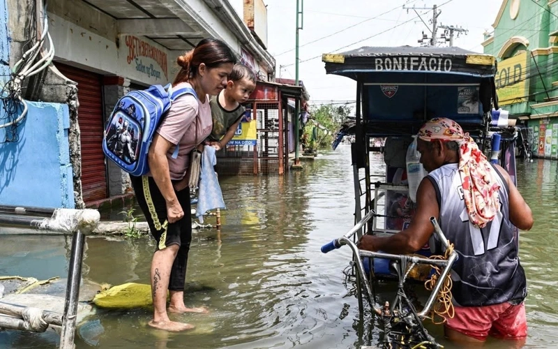 Восемь человек погибли из-за тропического шторма на Филиппинах 