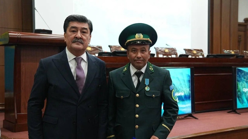 Ерлан Нысанбаев вручил награды сотрудникам лесной отрасли Ерлан Нысанбаев вручил награды сотрудникам лесной отрасли