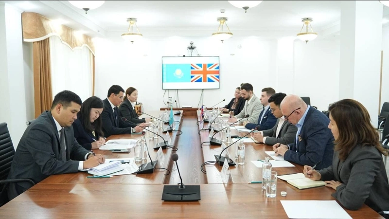 哈萨克斯坦与英国代表团就气候适应与绿色转型合作举行会谈