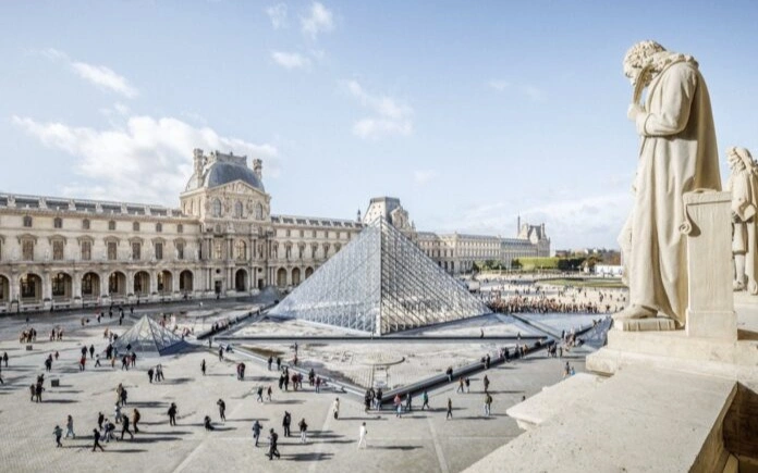 The Louvre will remain closed today following jewel theft