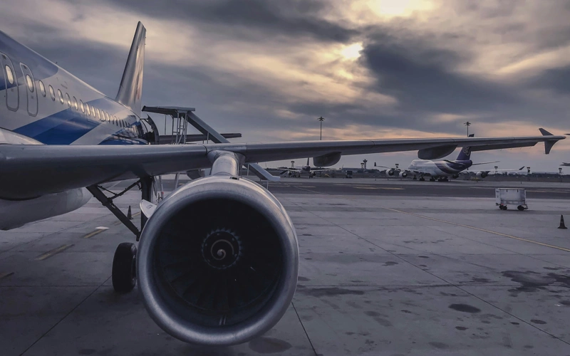 В аэропорту Пулково пассажирский самолет выкатился за пределы полосы