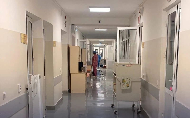Пациенты в коридорах: инфекционная больница Шымкента не справляется с наплывом больных
