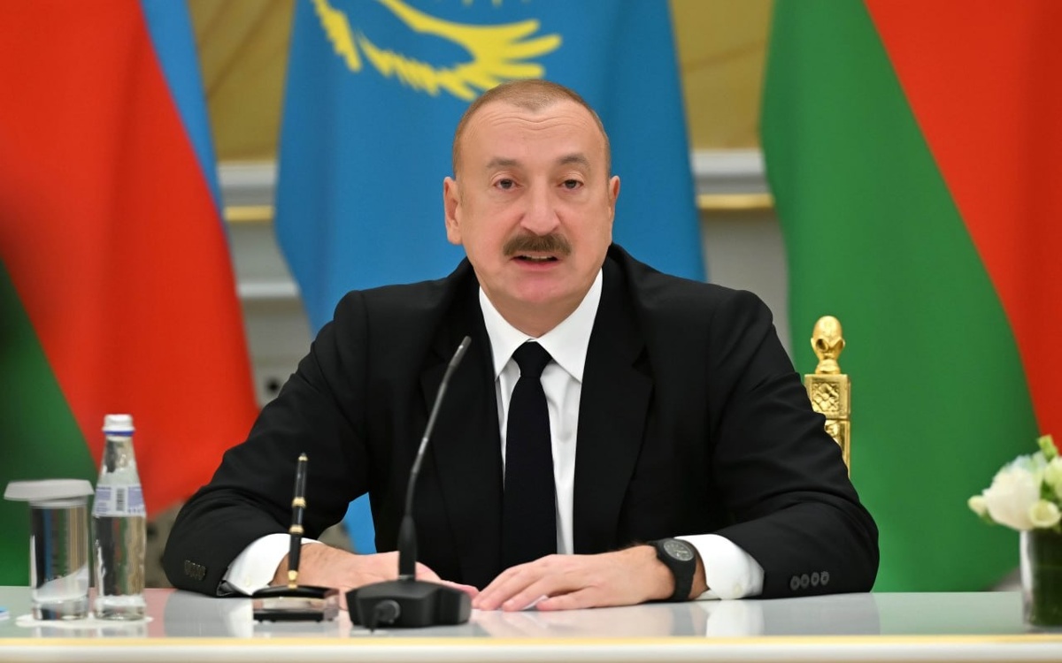 Ретро классикалық порно фильмдер онлайн Массаж кезінде кішкентай кеуделер бейнеленген порно видео