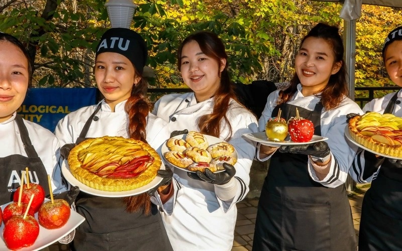 Apple Festival in Almaty: Tons of fruit, music, and good traditions Apple Festival in Almaty: Tons of fruit, music, and good traditions