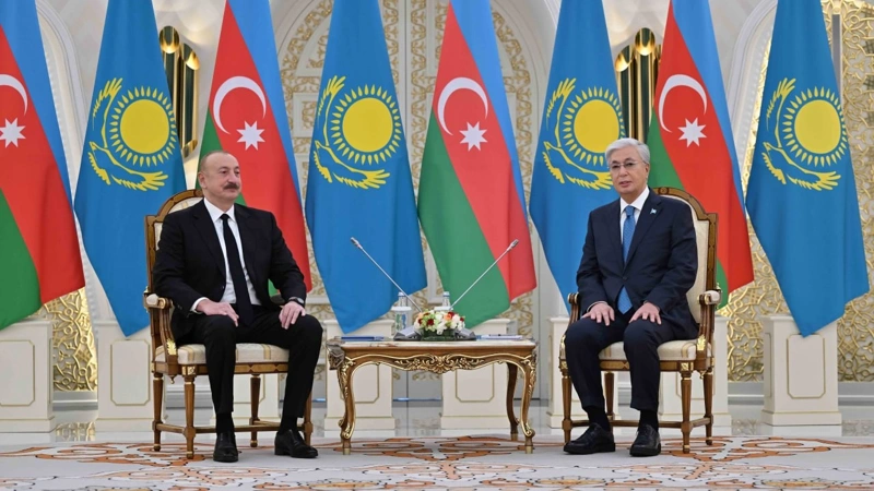 Memleket basshysy Ázerbaıjan Prezıdentimen kelissóz júrgizdi