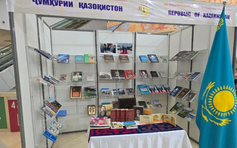 Книги великих казахских поэтов и ученых представлены в Таджикистане