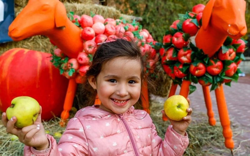 Apple Festival in Almaty: Tons of fruit, music, and good traditions Apple Festival in Almaty: Tons of fruit, music, and good traditions