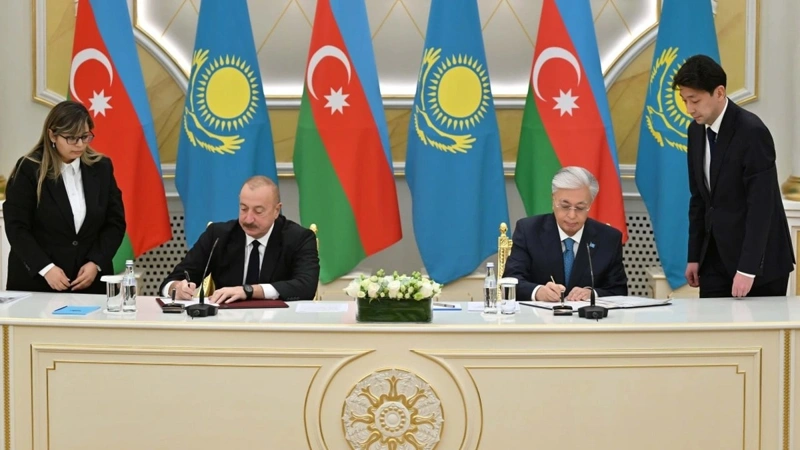 Tokayev, Aliyev sign bilateral documents after talks in Astana