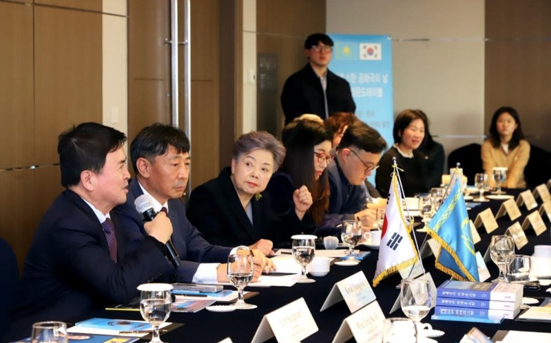 Kazakhstan's Republic Day roundtable held in Seoul Kazakhstan's Republic Day roundtable held in Seoul