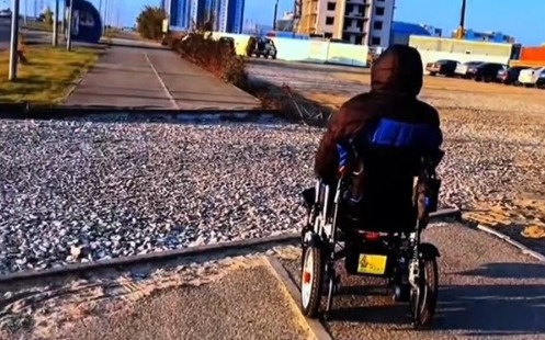 Суреттегі қыздарға салынған сүйкімді кеуделер