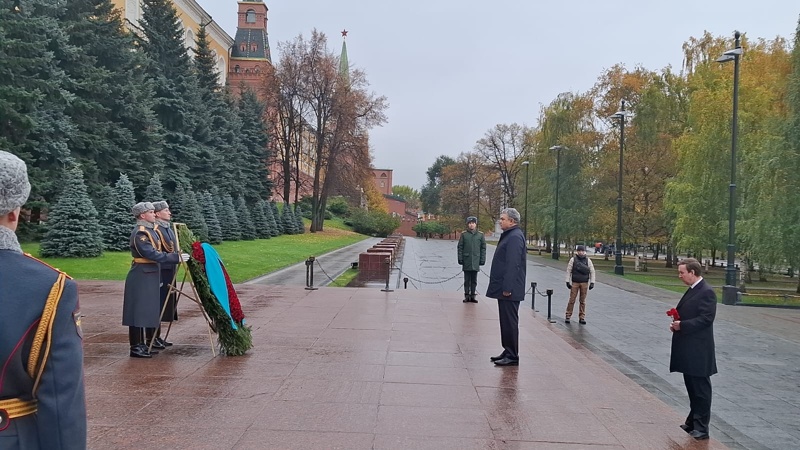 Визит начался с церемонии возложения цветов в Александровском саду на Красной площади к могиле неизвестного солдата Визит начался с церемонии возложения цветов в Александровском саду на Красной площади к могиле неизвестного солдата