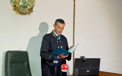 Есекке және басын дәретханаға батырады Жалаңаш студент атақты порножұлдыздың есегін жалайды.