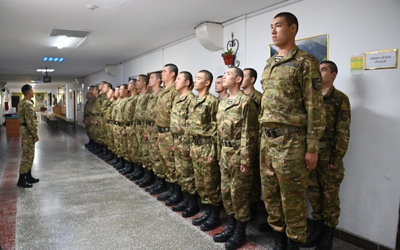 Ең бойшаң сарбаз теңіз жаяу әскерлерінде қызмет етеді Ең бойшаң сарбаз теңіз жаяу әскерлерінде қызмет етеді