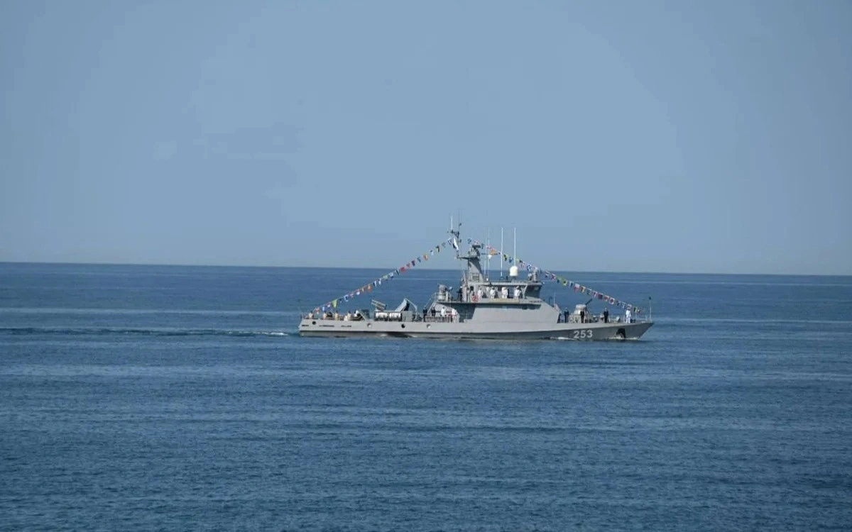 Василисаның жалаңаш суреті Күйеуі әйелін сиқыту үшін досын әкеледі.