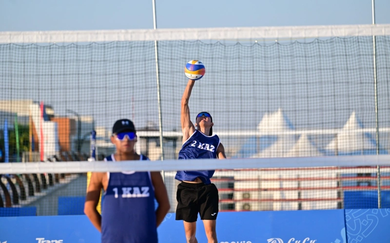 Казахстанские пляжники возглавили группу на юношеской Азиаде