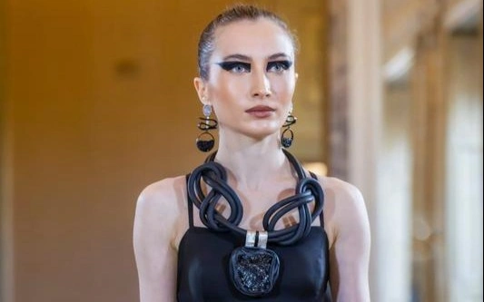 Украшения из карагандинского угля представили на Неделе моды в Милане