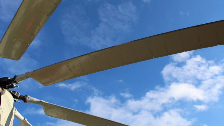 Только заасфальтировали: вертолет президента Индии провалился в бетон