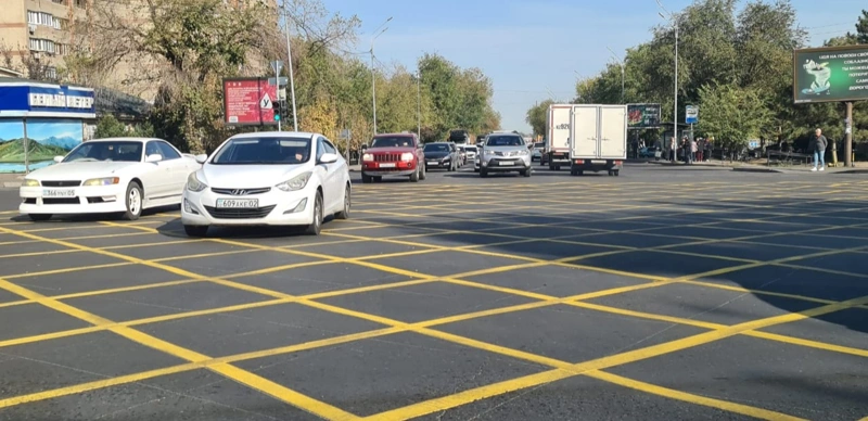 Almatyda «vafeldi» jol tańbasyn kesip ótken júrgizýshilerge aıyppul salyna ma 