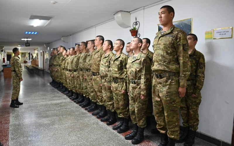 Qazaqstan Qarýly kúshteri tarıhyndaǵy eń boıshań sarbaz teńiz jaıaý áskerlerinde qyzmet etedi