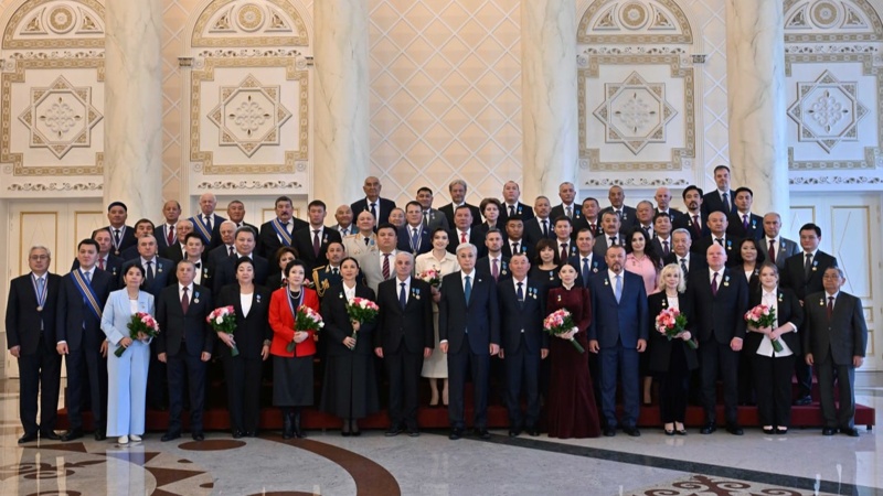 Президент вручил награды ко&nbsp;Дню Республики ряду казахстанцев