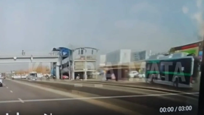 Автобус аялдамасында ер адам жұлқынып кетті.