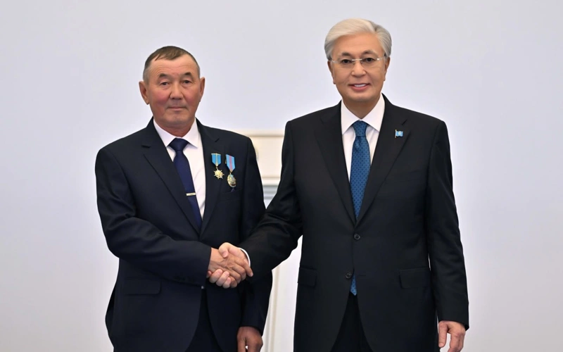 Президент вручил награды ко Дню Республики ряду казахстанцев