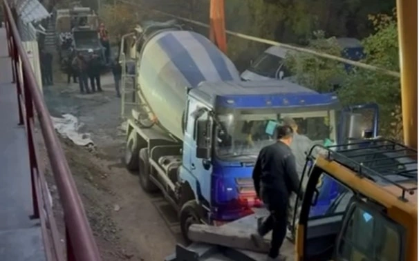 Almatyda júk kóligi toqtaǵan jol opyrylyp ketti