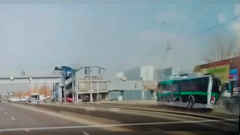 Автобус снес остановку и сбил человека в Алматы: есть пострадавшие